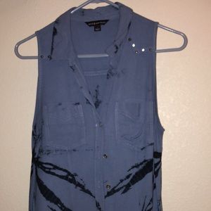 Sleeveless blue tank-top